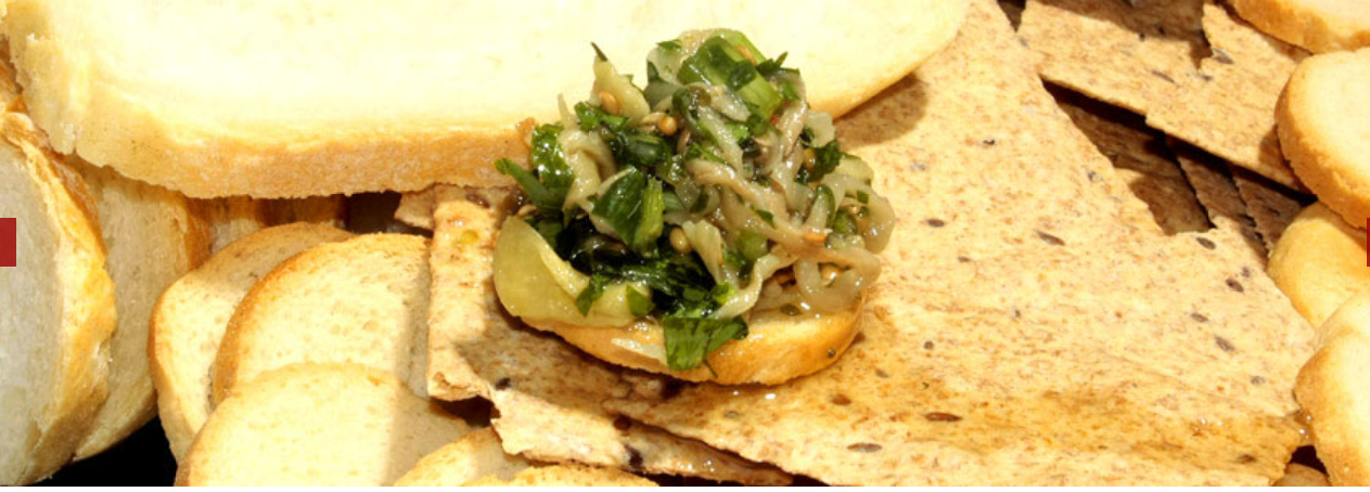 Antepasto servido com pães e torradas