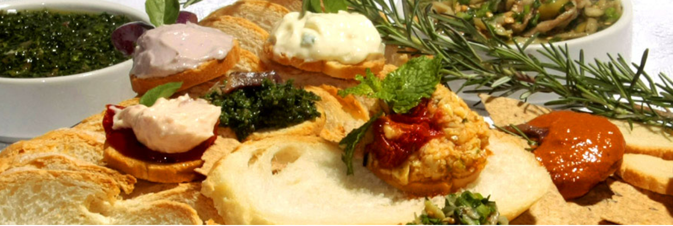 Patês e antepastos servidos com pães